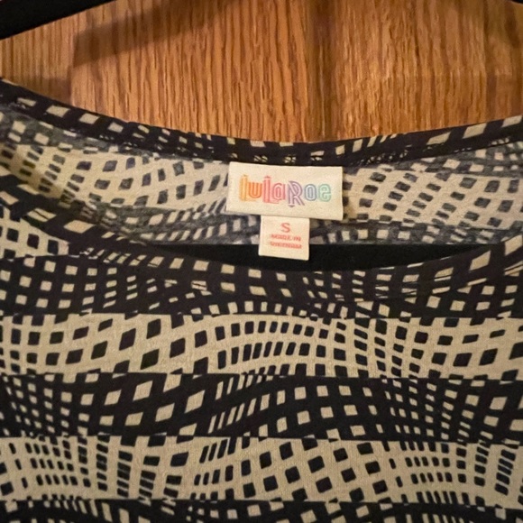 LulaRoe Irma top - Picture 2 of 4